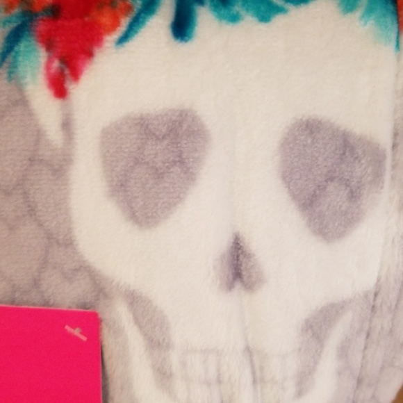 SundaySale Betsey Johnson skull soft plush blanket - Picture 3 of 4